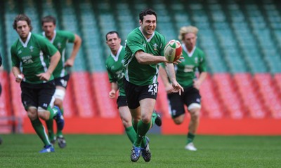 20.11.09 - Wales Rugby Captains Run - Stephen Jones makes a pass during training. 