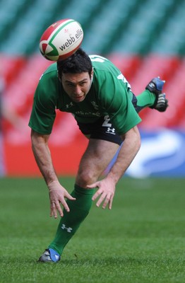 20.11.09 - Wales Rugby Captains Run - Stephen Jones makes a pass during training. 