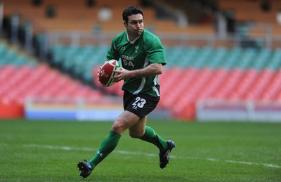 20.11.09 - Wales Rugby Captains Run - Stephen Jones makes a pass during training. 