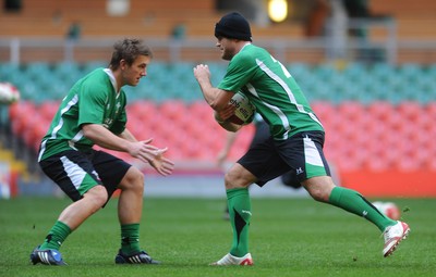 20.11.09 - Wales Rugby Captains Run - Jamie Roberts(hat) and Jonathan Davies during training. 