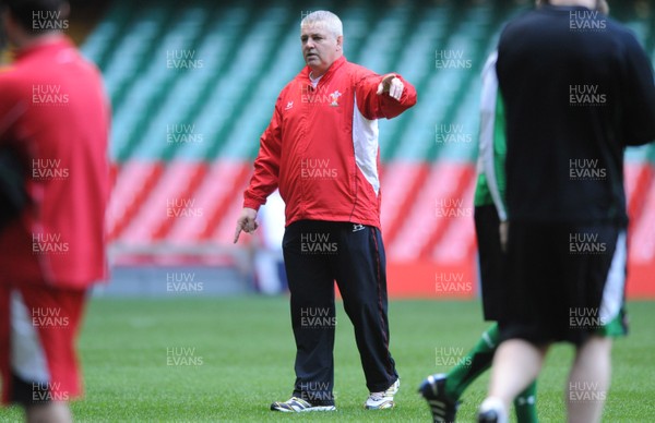 20.11.09 - Wales Rugby Captains Run - Wales head coach Warren Gatland during training. 
