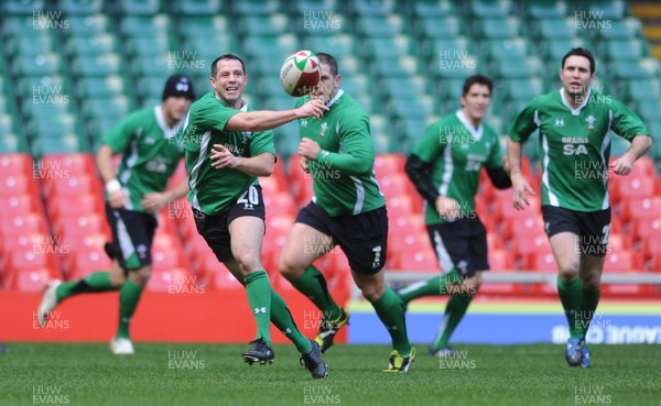 20.11.09 - Wales Rugby Captains Run - Gareth Cooper makes a pass during training. 