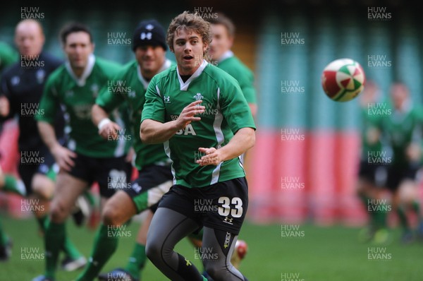 20.11.09 - Wales Rugby Captains Run - Leigh Halfpenny makes a pass during training. 