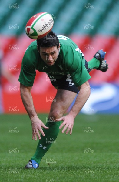 20.11.09 - Wales Rugby Captains Run - Stephen Jones makes a pass during training. 