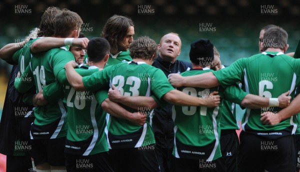 20.11.09 - Wales Rugby Captains Run - Martyn Williams looks up during training. 