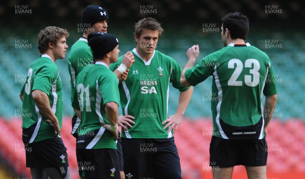 20.11.09 - Wales Rugby Captains Run - Stephen Jones(23) talks to Leigh Halfpenny, Jamie Roberts, Shane Williams and Jonathan Davies during training. 