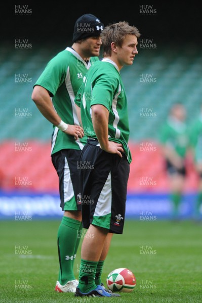20.11.09 - Wales Rugby Captains Run - Jamie Roberts(hat) and Jonathan Davies during training. 