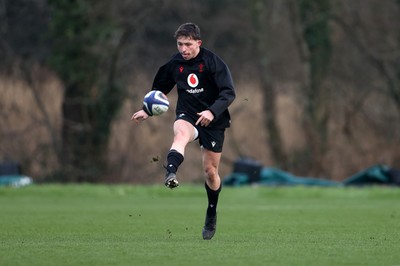 210125 - Wales Rugby Training in their first week of the 6 Nations Campaign - Dan Edwards during training