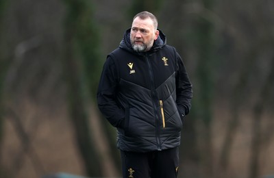 210125 - Wales Rugby Training in their first week of the 6 Nations Campaign - Jonathan Humphreys, Forwards Coach during training