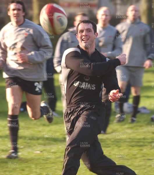 210205 - Wales rugby training - Gareth Cooper passes