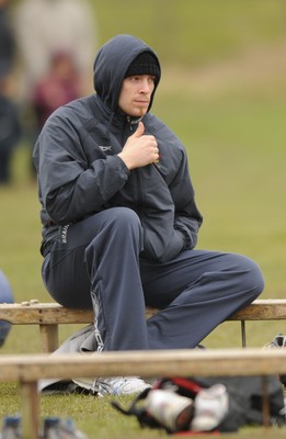 21.02.08 - Wales Rugby Training - Alun Wyn Jones sits out of training 