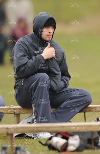 21.02.08 - Wales Rugby Training - Alun Wyn Jones sits out of training 