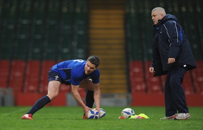 21.02.11 - Wales Rugby Training - Tavis Knoyle and Head coach Warren Gatland during training. 