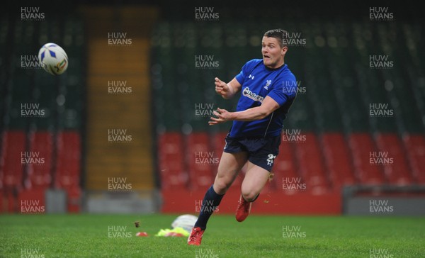 21.02.11 - Wales Rugby Training - Tavis Knoyle during training. 