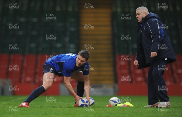 21.02.11 - Wales Rugby Training - Tavis Knoyle and Head coach Warren Gatland during training. 