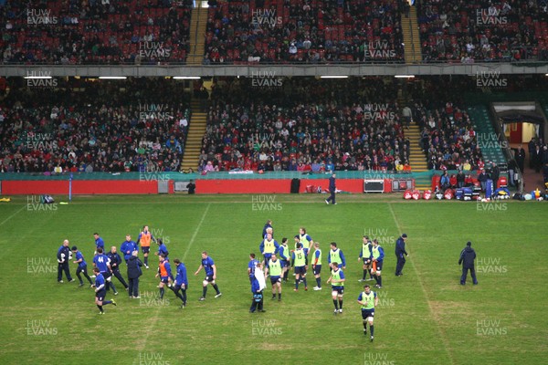 21.02.11 - The Wales rugby squad train at the Millennium Stadium during a session open to the members of the public to watch  