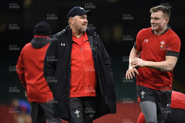 210220 - Wales Rugby Training - Wayne Pivac and Nick Tompkins during training