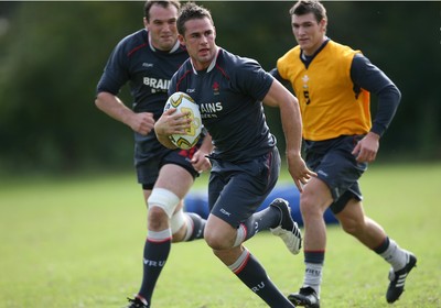 21.05.07  Wales rugby on Tour to Australia Lee Byrne with Robert Sidoli(lt)and Tom James during training in Terrigal. 