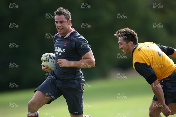 21.05.07  Wales rugby on Tour to Australia Lee Byrne gets past a smiling Gavin Henson during training in Terrigal. 