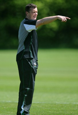 21.05.09 - Wales Rugby Training - Defence coach, Seah Holley makes a point during training. 
