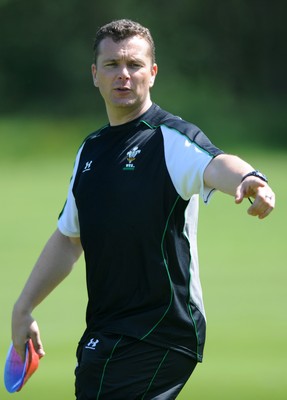 21.05.09 - Wales Rugby Training - Defence coach, Seah Holley makes a point during training. 