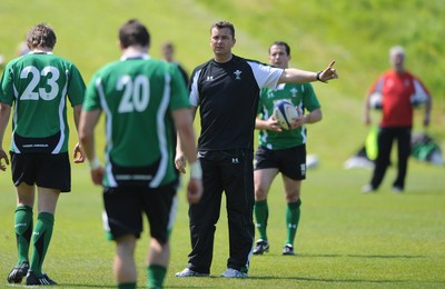 21.05.09 - Wales Rugby Training - Defence coach, Seah Holley makes a point during training. 
