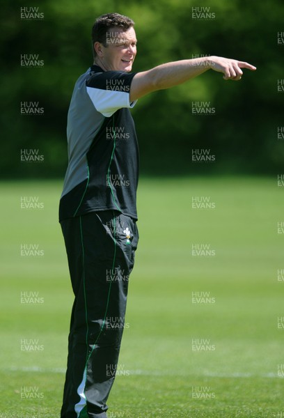 21.05.09 - Wales Rugby Training - Defence coach, Seah Holley makes a point during training. 