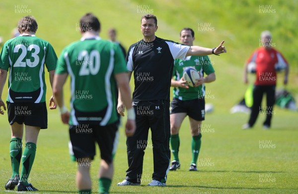 21.05.09 - Wales Rugby Training - Defence coach, Seah Holley makes a point during training. 