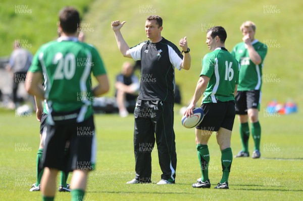 21.05.09 - Wales Rugby Training - Defence coach, Seah Holley makes a point during training. 