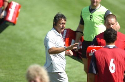 21.08.07 - Wales Rugby Training - Wales attack coach, Nigel Davies makes a point during training 