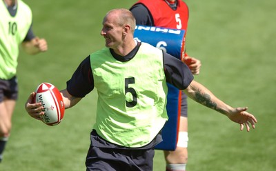 21.08.07 - Wales Rugby Training - Gareth Thomas gets into space during training 