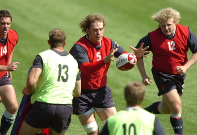 21.08.07 - Wales Rugby Training - Alun Wyn Jones takes a pass during training 