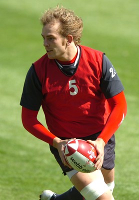 21.08.07 - Wales Rugby Training - Alun Wyn Jones gets into space during training 
