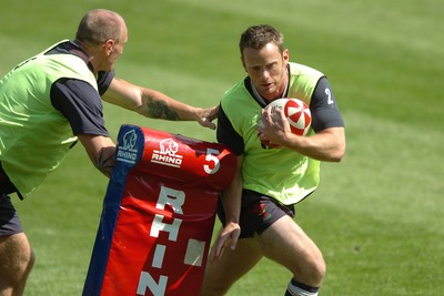 21.08.07 - Wales Rugby Training - Kevin Morgan beats Gareth Thomas(L) during training 