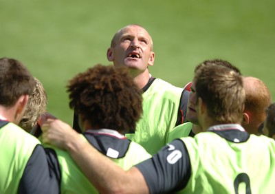 21.08.07 - Wales Rugby Training - Wales' captain, Gareth Thomas looks up during training 