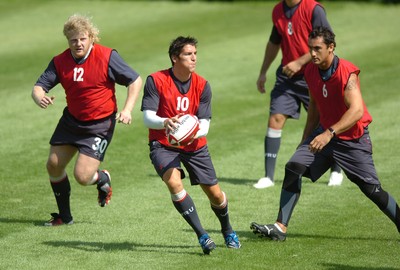 21.08.07 - Wales Rugby Training - James Hook looks for support during training 