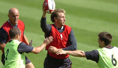 21.08.07 - Wales Rugby Training - Jamie Robinson tries to beat Shane Williams(L) and Ceri Sweeney during training 