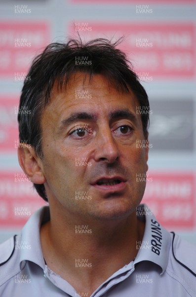 21.08.07 - Wales Rugby Press Conference - Wales attack coach, Nigel Davies talks to reporters 