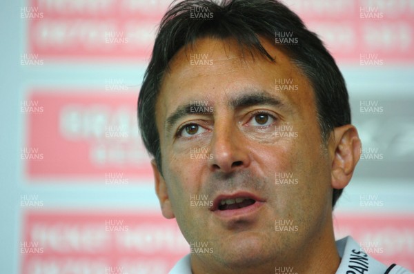21.08.07 - Wales Rugby Press Conference - Wales attack coach, Nigel Davies talks to reporters 