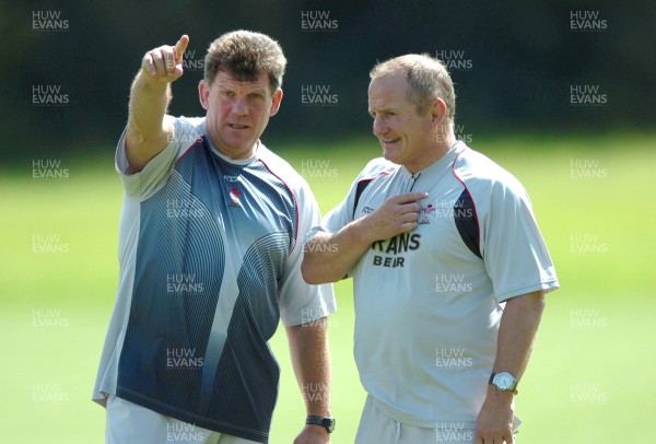 21.08.07 - Wales Rugby Training - Wales Coach, Gareth Jenkins(L) and Team Manager Alan Phillips during training 