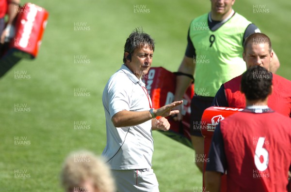 21.08.07 - Wales Rugby Training - Wales attack coach, Nigel Davies makes a point during training 