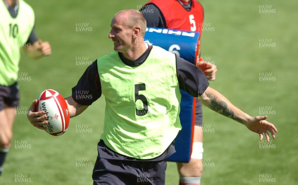 21.08.07 - Wales Rugby Training - Gareth Thomas gets into space during training 