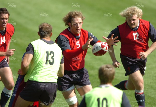 21.08.07 - Wales Rugby Training - Alun Wyn Jones takes a pass during training 