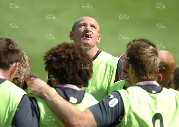 21.08.07 - Wales Rugby Training - Wales' captain, Gareth Thomas looks up during training 