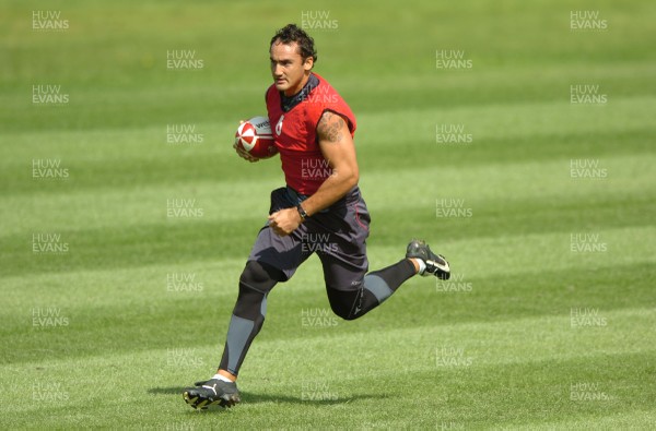 21.08.07 - Wales Rugby Training - Sonny Parker gets into space during training 