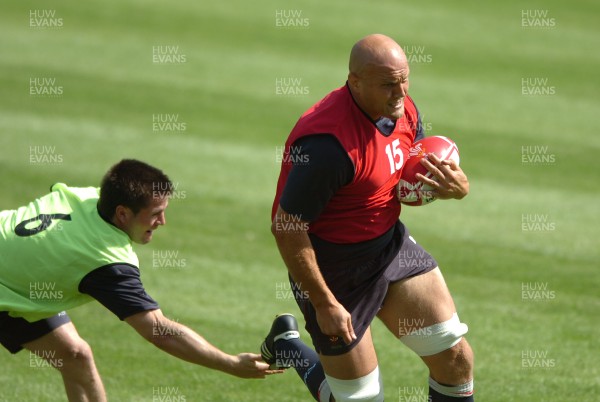 21.08.07 - Wales Rugby Training - Will James tries to beat Ceri Sweeney during training 