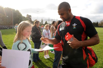 21.09.11 - Wales Rugby Training - Aled Brew signs autographs during training. 