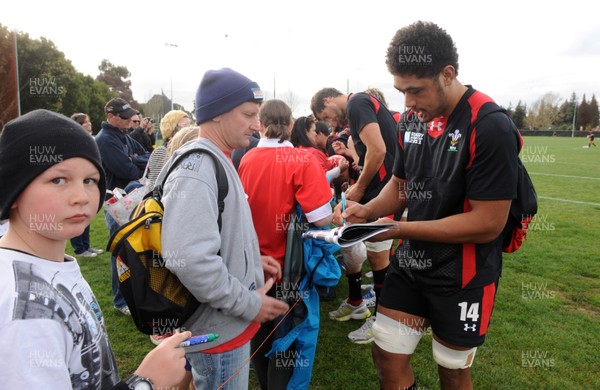 21.09.11 - Wales Rugby Training - Toby Faletau signs autographs during training. 
