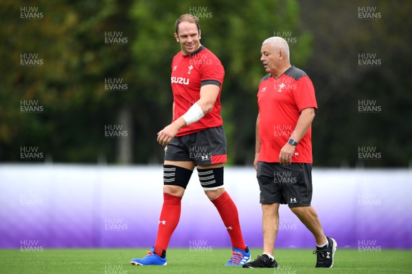 210919 - Wales Rugby Training - Alun Wyn Jones and Warren Gatland during training