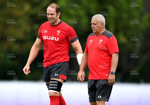 210919 - Wales Rugby Training - Alun Wyn Jones and Warren Gatland during training